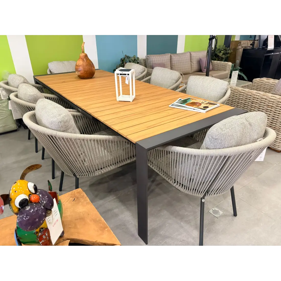 Exclusive Java Set Jakarta Table and stylish 8 elegant chairs