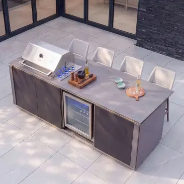 Outdoor Kitchen Island & Bar