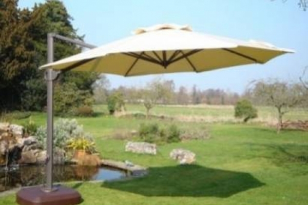 The Benefits of a Cantilever Parasol in Your Garden